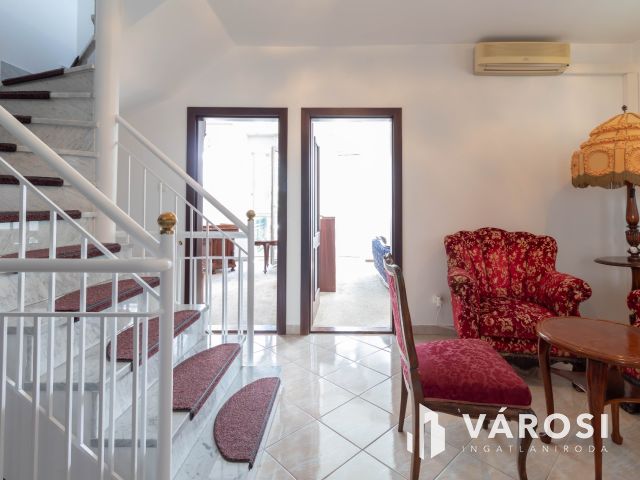 Budai zöldövezetben 149 m2-es sorházi, kertes villa lakás