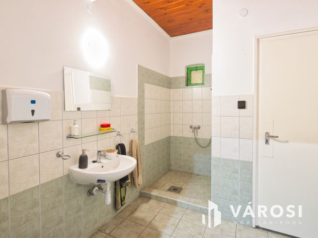 1400 m2-es raktár csarnok remek lokációval eladó